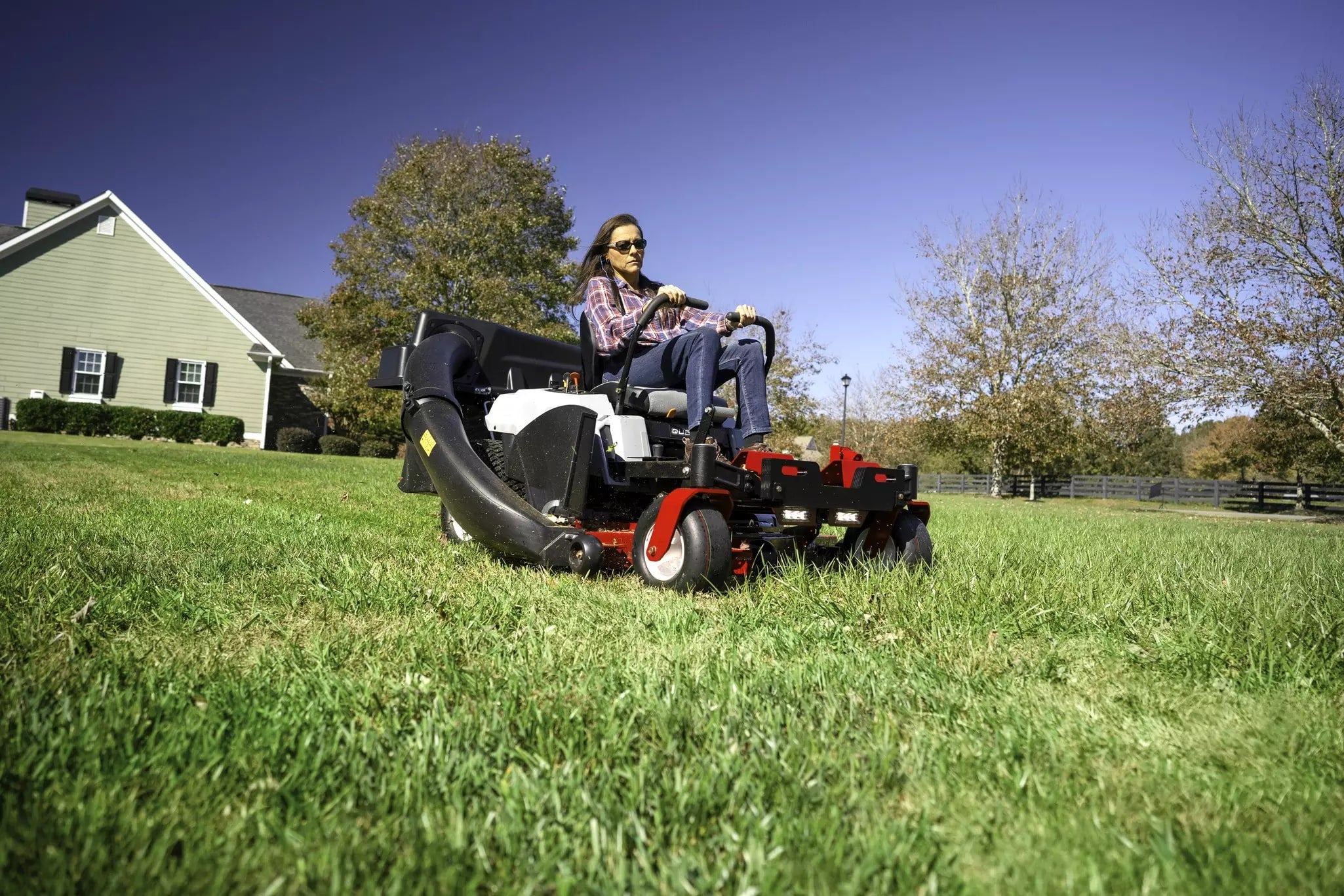 Exmark Quest Residential Zero-Turn Lawn Mowers QZE725GKC42200