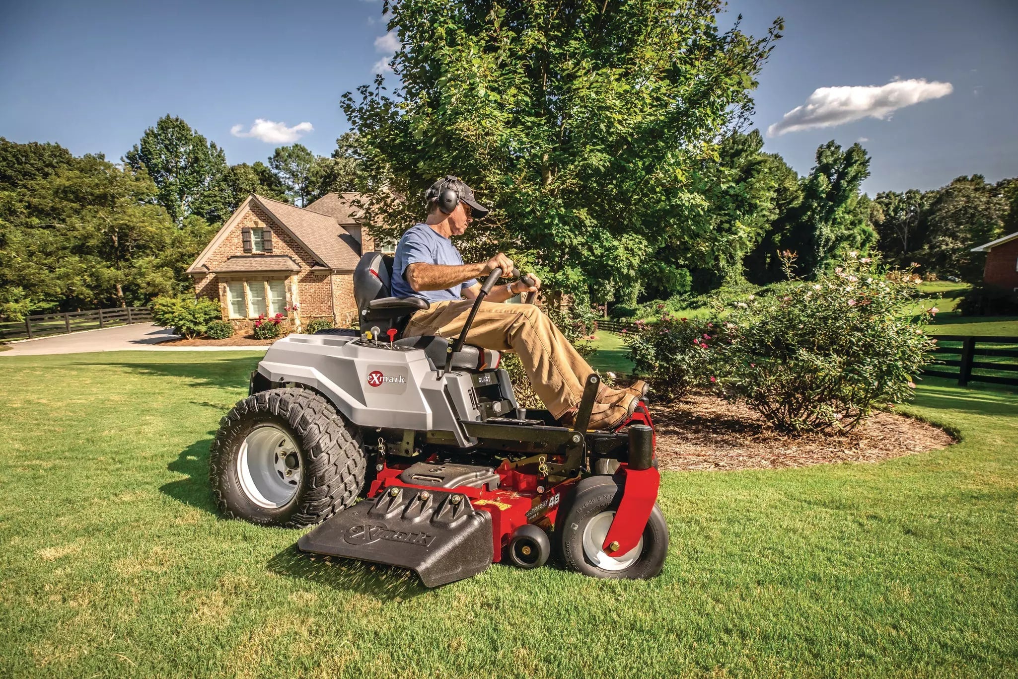 Exmark Quest Residential Zero-Turn Lawn Mowers QZE725GKC42200